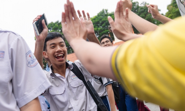 Hết giờ làm bài môn Văn vào lớp 10 TP.HCM: Đề rất hay, thí sinh rạng rỡ ra khỏi phòng thi!