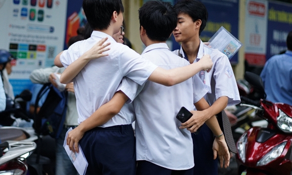Hơn 151.000 học sinh TP.HCM bước vào môn thi đầu tiên kỳ tuyển sinh lớp 10 có quy mô lớn nhất cả nước
