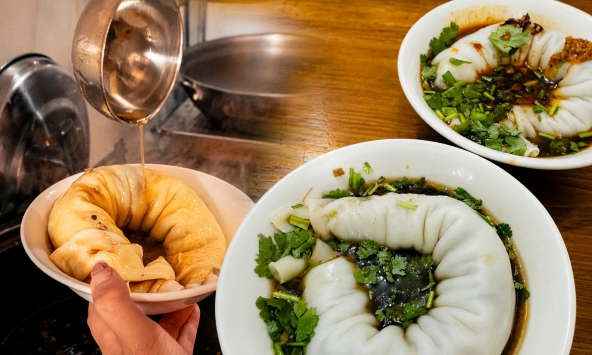 Một món ăn sáng 'lạ tai' ở Trung Quốc khiến dân du lịch mê mẩn: Giống bánh cuốn Quảng Đông nhưng có một thứ làm nên khác biệt cả vùng