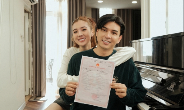 Nam ca sĩ trước làm phụ xe, giờ nổi tiếng ai cũng biết, sống bên vợ kém 17 tuổi trong cơ ngơi 20 tỷ đồng giữa TP.HCM