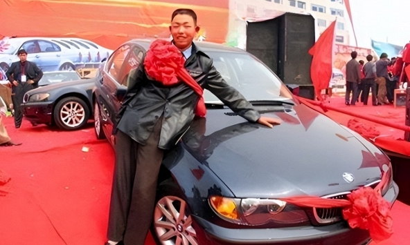 Phát hiện thanh niên 17 tuổi trúng số độc đắc xe BMW, trung tâm xổ số từ chối trao thưởng và tuyên bố: 'Anh là kẻ lừa đảo'