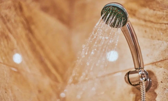 Tắm kiểu này vào mùa hè thực sự quá sức đối với não và tim