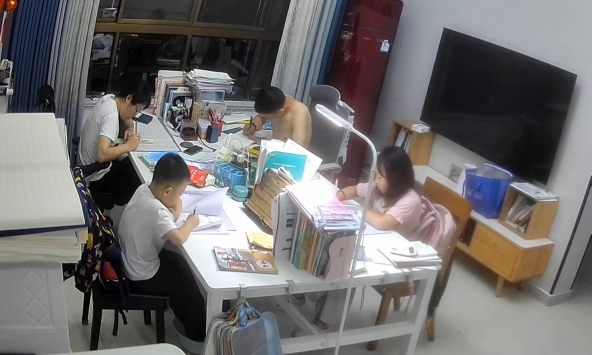 Cảnh tượng lúc 8h tối trong phòng khách một gia đình gây tranh cãi