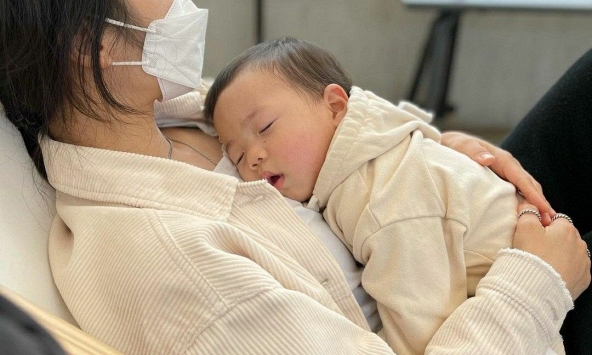 Có nên đánh thức trẻ dậy đúng giờ?