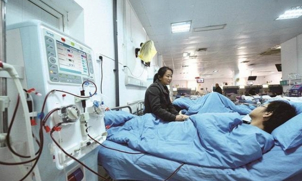Nam thanh niên mới 28 tuổi đã mắc suy thận, người mẹ thở dài: “Tôi đã nhắc con đừng làm 3 việc này nữa”