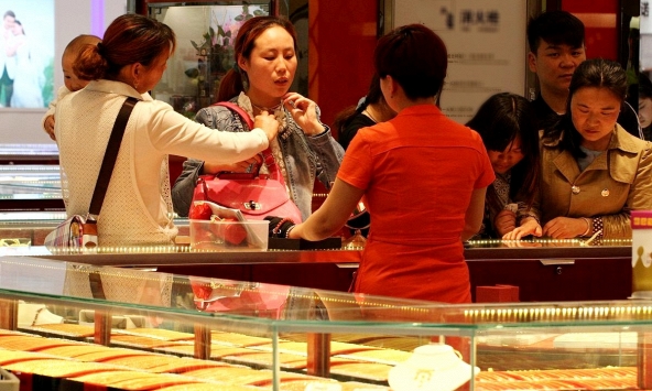 Người phụ nữ chi hơn 930 triệu đồng mua vàng, khách vừa ra khỏi cửa chủ tiệm lập tức báo công an