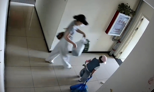 Rác đặt ở cửa ngày nào cũng biến mất bí ẩn, chủ nhà kiểm tra camera và phát hiện thủ phạm không ngờ tới