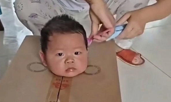 Bà nội tung tuyệt chiêu để cắt tóc cho 'khối ít răng': Đúng là gừng càng già càng cay