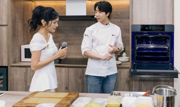 Bếp trưởng hai nhà hàng đạt sao Michelin định chuẩn gian bếp gia đình tại Another Saigon by LG