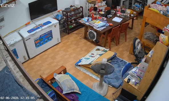 Cún cưng đi lạc, con trai đi đi lại trong phòng rồi làm hành động khiến mẹ cắt camera đăng khắp nơi