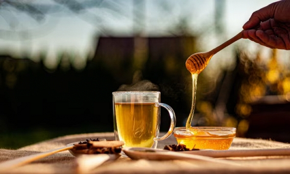 Người phụ nữ uống nước pha mật ong suốt 1 năm, đi khám sức khỏe bác sĩ bất ngờ hỏi: 'Chị đã làm gì vậy?'