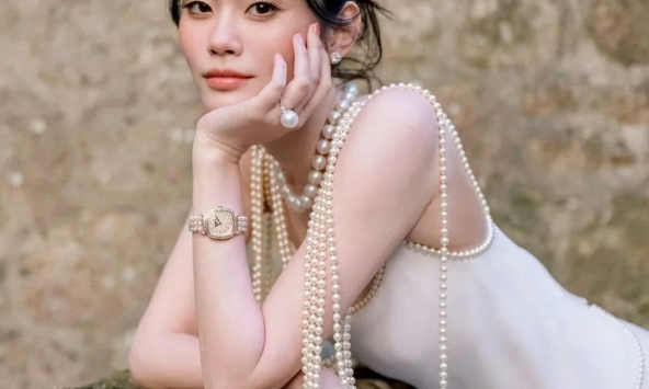 Báu vật chưa từng xuất hiện công khai của 'Tứ phu nhân' Lương An Kỳ ngự trên cổ Hề Mộng Dao đêm tiệc cưới