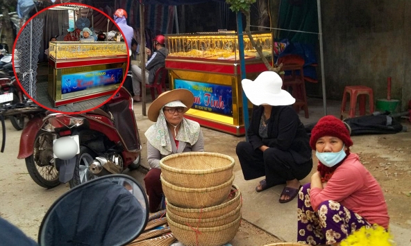 Độc lạ tiệm vàng nằm 'hớ hênh' giữa chợ, đi vắng phủ vải lên là xong: Chủ tiệm nói lý do không sợ trộm