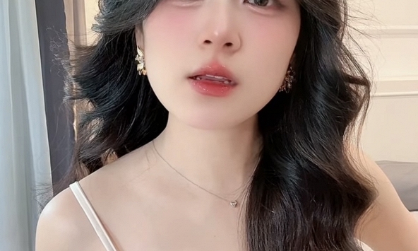 'Mất tập trung' trước biểu cảm nũng nịu hút hồn của cô giáo hotgirl xinh đẹp