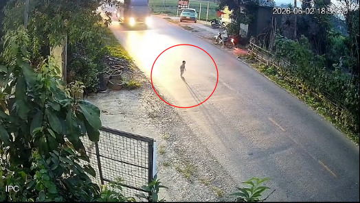 Nín thở với cảnh em bé suýt gặp tai nạn khi 1 mình lao ra đường lộ toàn xe tải lớn đi tốc độ cao