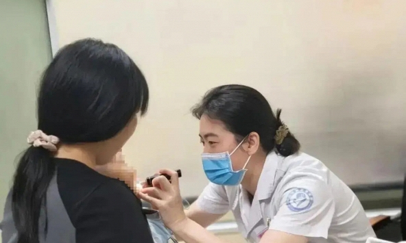 'Sao em nửa đêm lại sủa như chó vậy mẹ?': Câu nói của bé gái 7 tuổi đã cứu mạng em trai