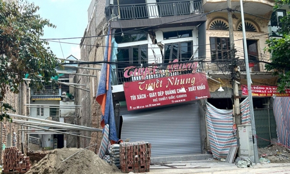 Vụ đào móng công trình khiến nhà bên nứt toác, buộc di dời 10 hộ dân ra khỏi khu vực nguy hiểm: Ai phải bồi thường?