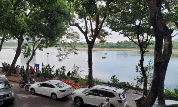 Hà Nội: Hiện trường vụ nam sinh lớp 11 đuối nước tử vong ở hồ Linh Đàm