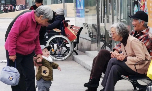 Ông bà chăm cháu không phải là vấn đề, điều đáng lo là khi cha mẹ dần không còn vai trò gì với con cái