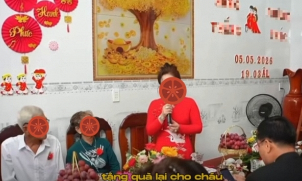 Từng mừng cưới cháu 1 lượng vàng, 4 năm sau người phụ nữ lên sân khấu đòi 'hoàn vốn' giữa hôn lễ con