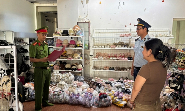 Ra quyết định khởi tố chủ cửa hàng giày dép Trần Thị Huệ SN 1993