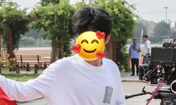 Con trai đạo diễn nổi tiếng bị giấu suốt 12 năm có màn “lột xác” không ngờ: Giáo dục đúng là rất quan trọng! 