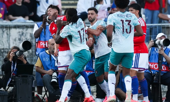 Hỗn chiến kinh hoàng trước World Cup: Sao Bồ Đào Nha bóp cổ, tát đối thủ phải nhận thẻ đỏ trực tiếp!