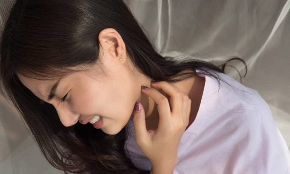 Không chỉ bốc hỏa, phụ nữ mãn kinh còn dễ viêm họng, ngứa vùng kín vì một nguyên nhân ít ai ngờ