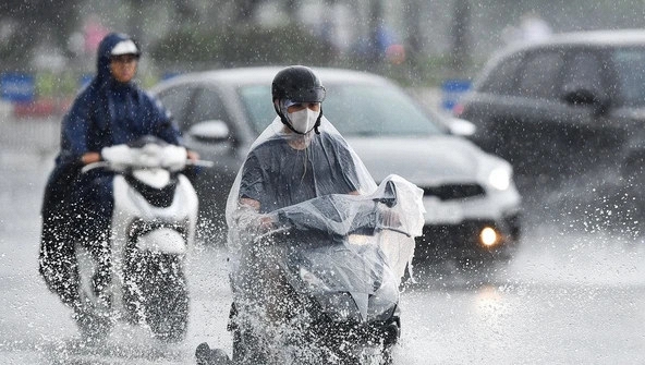 Miền Bắc bất ngờ đón gió mùa Đông Bắc từ tối nay, nhiều nơi mưa to đến rất to