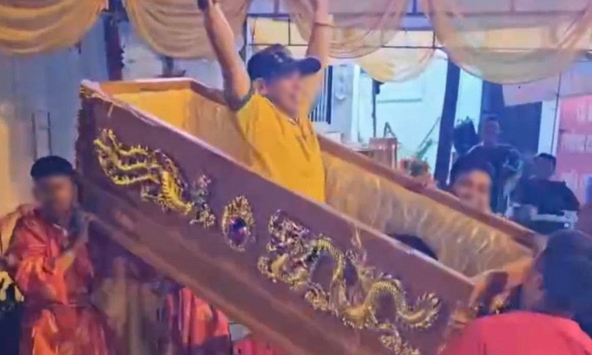 Vụ nhóm người khiêng quan tài có người sống, nhảy múa giữa phố: Chủ tiệc nói muốn “trải nghiệm”