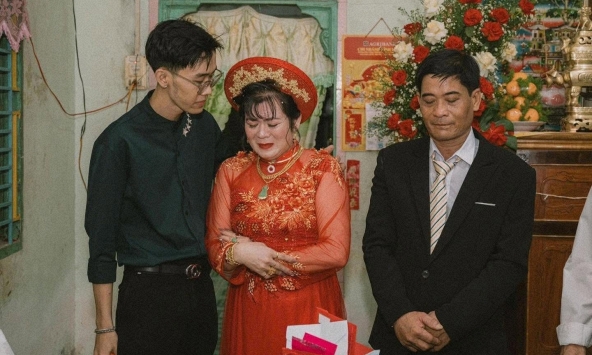 “Con xin phép gọi cô là má”: Lời nói khiến cô dâu U50 bật khóc trong ngày cưới