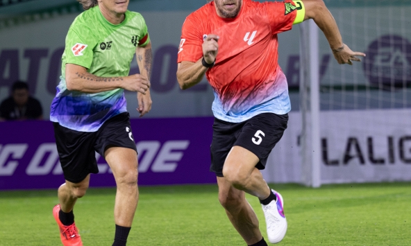 Dàn huyền thoại LA LIGA hội ngộ người hâm mộ tại TP.HCM trong trận cầu lịch sử