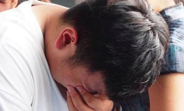 Nam sinh thi đỗ ĐH danh tiếng, gia đình chi 80 triệu đồng mở tiệc ăn mừng, khách vừa đến đã tuyên bố: “Ngôi trường này không hề tồn tại”