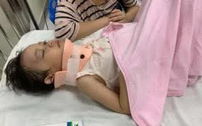 Tình trạng sức khỏe của bé gái bị bạn 'được cho là trẻ tự kỷ' đẩy ngã từ cầu trượt cao 1,5m
