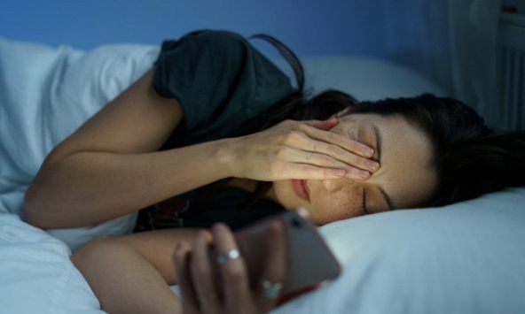 Bác sĩ thừa nhận, không phải dùng điện thoại nhiều, 6 thói quen phổ biến này gây hại cho mắt nhiều hơn bạn tưởng....