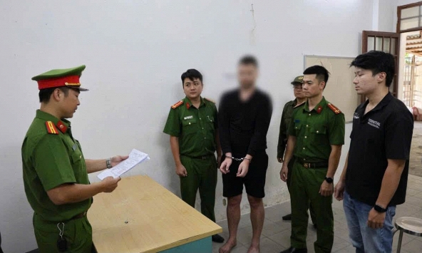 Bắt tạm giam đối tượng người nước ngoài đập phá quán cà phê ở Đà Nẵng