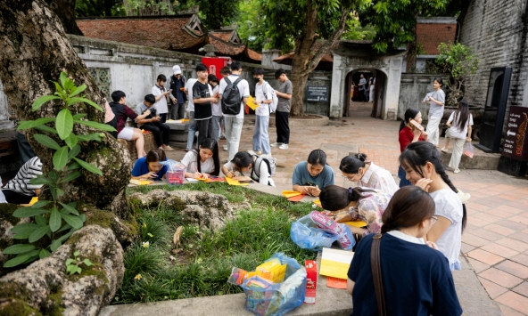 Cảnh tượng mỗi năm chỉ có đúng một lần tại Văn Miếu - Quốc Tử Giám trước giờ G thi tốt nghiệp THPT