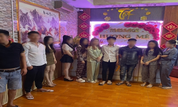 Công an tiến hành làm việc với chủ cơ sở massage Lê Nguyễn Minh Nhựt và 5 nhân viên