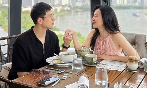 Midu mặc váy rộng thùng thình bên chồng thiếu gia, thay đổi 1 thứ giống mẹ bỉm