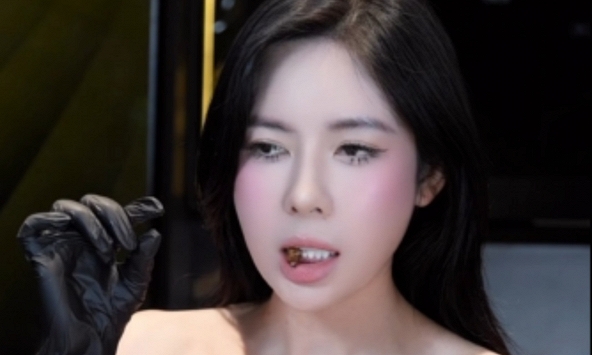 Mukbang gián sấy khô, hot girl gây 'náo loạn' CĐM vì độ can đảm