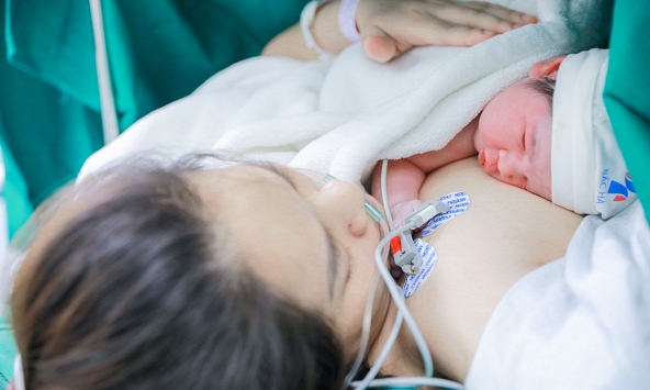 'Sinh đẻ đau đến nỗi không còn biết ngại là gì': Những điều ít ai kể về hành trình vượt cạn của các bà mẹ