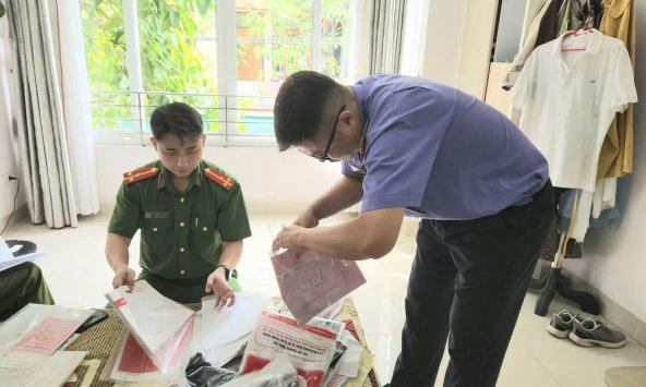 Thi hành lệnh khám xét nơi ở, bắt tạm giam cán bộ thuế Đào Thị Ngân SN 1972