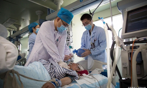 Bỏ nước ngọt để uống 1 loại nước 'lành mạnh hơn', người đàn ông 28 tuổi bất ngờ phải cấp cứu: 'Đến muộn chút nữa có thể không qua khỏi'