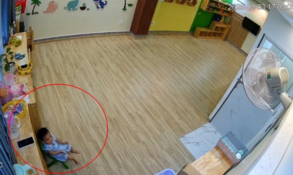Em bé 18 tháng ngồi 1 mình thui thủi trong lớp chờ mẹ đến đón: 'Ngoan ngoãn đến mức đau lòng!'