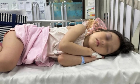 Mẹ bé gái bị đẩy ngã từ cầu trượt cao 1,5m chia sẻ tình trạng hiện tại của con: 'Con tha lỗi cho bạn rồi ạ'