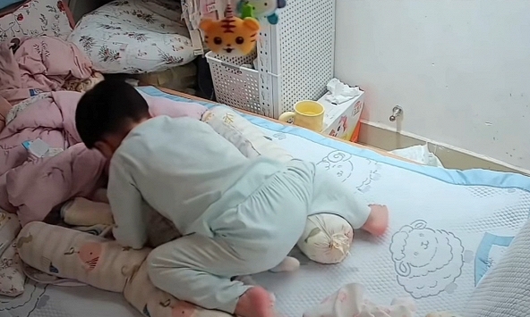 Mẹ ra ngoài để con trai 2 tuổi ở phòng cùng em út mới sinh, hành động của cậu bé làm đảo lộn mọi dự đoán