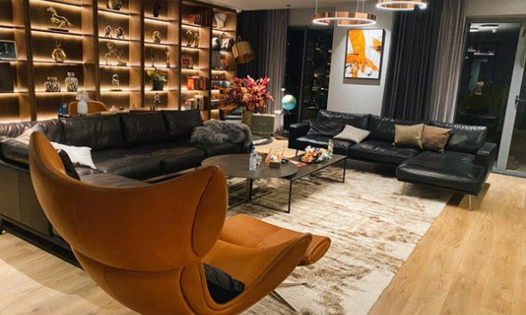 Nam MC cưới cô tiếp viên hàng không kém 8 tuổi: Mua đứt penthouse tặng vợ, độ cưng chiều ngang tổng tài ngôn tình