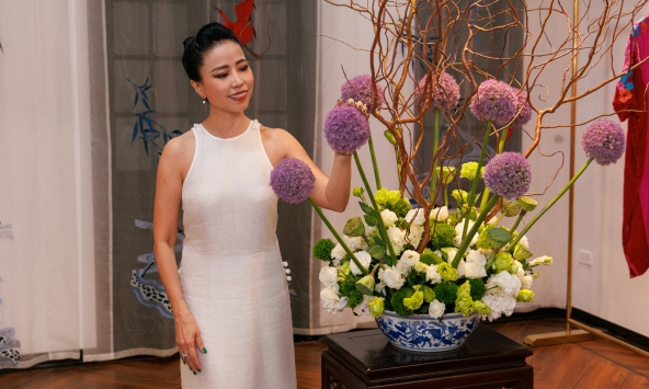 Nhà thiết kế cải tạo biệt thự Pháp cổ trong 6 tuần thành 'ngôi nhà nhung lụa', trình diễn hiệu ứng ánh sáng 3D ngay mặt tiền
