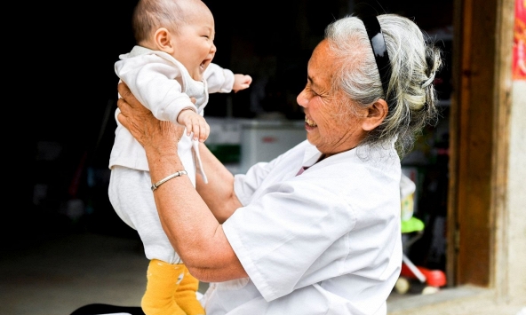 Ông bà không trông cháu có đáng bị con cái đưa lên mạng bỉ bôi?
