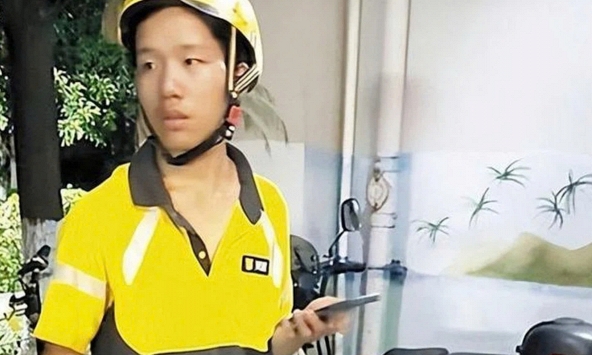 Chàng trai 19 tuổi làm shipper, sống ở gầm cầu để kiếm tiền đi học